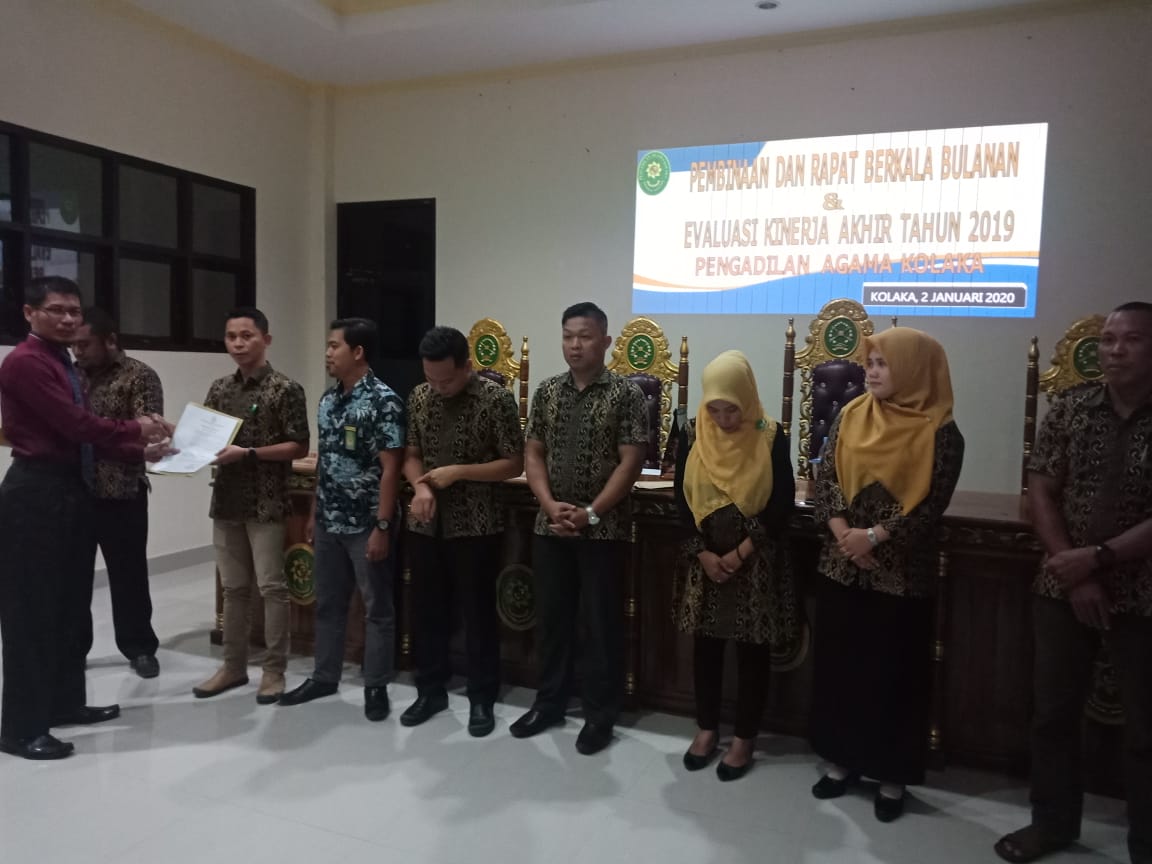 Hari Pertama Kerja 2020, Pegawai Honorer PA Kolaka Terima SK Ketua Pengadilan Agama